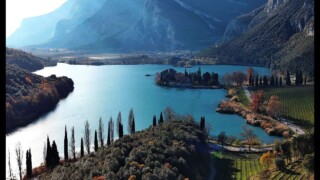 Lago di Toblino , i suoi vigneti , il suo castello